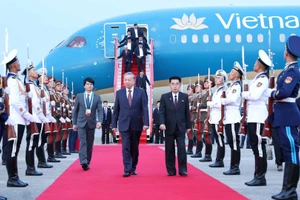 Lễ đón Tổng Bí thư Tô Lâm tại Sân bay quốc tế Bình Nhưỡng. (Ảnh: TTXVN)