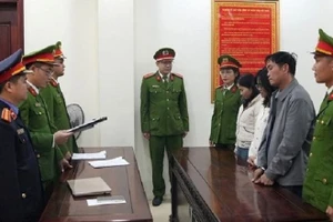 Cơ quan Cảnh sát điều tra Công an tỉnh Nghệ An đọc lệnh khởi tố vụ án, khởi tố bị can.