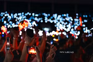 Ánh sáng đèn flash từ hàng nghìn chiếc điện thoại của khán giả đã góp phần làm nên một đêm nhạc hoành tráng, lung linh tại Sân vận động Mỹ Đình. 