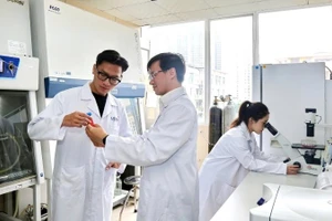 Hướng dẫn sinh viên Trường đại học Khoa học và Công nghệ Hà Nội (Viện Hàn lâm Khoa học và Công nghệ Việt Nam) nghiên cứu các đề tài khoa học có tính ứng dụng cao trong thực tiễn. (Ảnh: USTH)