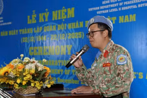 Thiếu tá, Tiến sĩ Trần Đức Tài - Giám đốc Bệnh viện dã chiến cấp 2 số 7 phát biểu tại Lễ kỷ niệm. (Ảnh: TIẾN PHÚC)