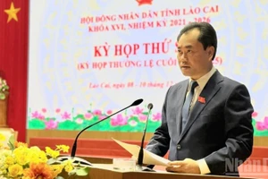 Đồng chí Trịnh Việt Hùng, Ủy viên dự khuyết Trung ương Đảng, Bí thư Tỉnh ủy, Chủ tịch Hội đồng nhân dân tỉnh Lào Cai phát biểu tại kỳ họp. (Ảnh: THANH SƠN)