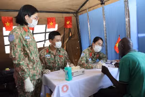 Các bác sĩ Bệnh viện dã chiến cấp 2 số 7 của Việt Nam triển khai hoạt động xét nghiệm HIV/AIDS, tư vấn sức khỏe cộng đồng và hỗ trợ y tế cho người dân tại trại tị nạn thuộc Phân khu Unity, Bentiu. (Ảnh: TIẾN PHÚC)