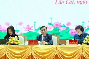 Thường trực Ban Bí thư Trần Cẩm Tú và các đại biểu dự Hội nghị tiếp xúc cử tri sau Kỳ họp thứ 10, Quốc hội Khóa XV. (Ảnh: DUY LINH)