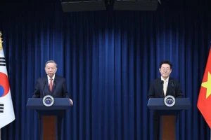 Tổng Bí thư Tô Lâm và Tổng thống Hàn Quốc Lee Jae Myung gặp gỡ báo chí. (Ảnh: Thống Nhất/TTXVN)