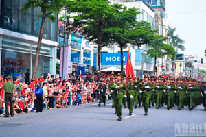 Sau Lễ kỷ niệm tại Quảng trường Ba Đình, khối các lực lượng Công an nhân dân diễu binh qua đường Lê Duẩn.