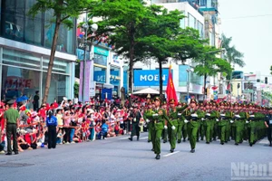 Sau Lễ kỷ niệm tại Quảng trường Ba Đình, khối các lực lượng Công an nhân dân diễu binh qua đường Lê Duẩn.