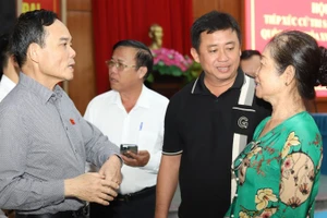 Đồng chí Trần Lưu Quang trao đổi với cử tri tại buổi tiếp xúc. (Ảnh: Ngô Tùng)