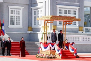 Tổng Bí thư Tô Lâm và Tổng Bí thư, Chủ tịch nước Lào Thongloun Sisoulith trên bục danh dự, nghe Quân nhạc cử Quốc thiều hai nước. (Ảnh: Thống Nhất/TTXVN)