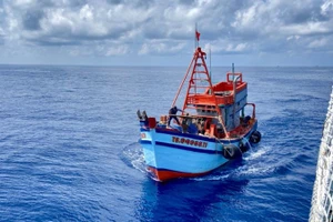 Tàu cá có thuyền viên bị tai nạn lao động.