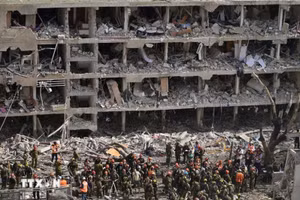 Tòa nhà tại Tel Aviv, miền Trung Israel bị phá hủy sau cuộc tấn công tên lửa của Iran. (Ảnh: THX/TTXVN)