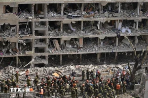 Tòa nhà tại Tel Aviv, miền Trung Israel bị phá hủy sau cuộc tấn công tên lửa của Iran. (Ảnh: THX/TTXVN)