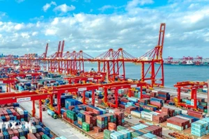 Cảng hàng hóa ở Sơn Đông, Trung Quốc. (Ảnh: THX/TTXVN)