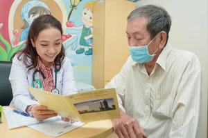 Bác sĩ tại Bệnh viện đại học Y dược Thành phố tư vấn về tiêm vaccine phòng bệnh RSV cho người cao tuổi.