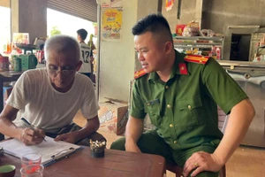 Công an xã Tân Thành, tỉnh Lạng Sơn hướng dẫn người dân ký cam kết không vi phạm an ninh trật tự trên địa bàn.