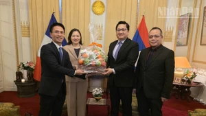 Đại sứ Nguyễn Thị Vân Anh, Trưởng Phái đoàn thường trực Việt Nam bên cạnh UNESCO và Đại biện lâm thời Đại sứ quán Việt Nam tại Pháp Phạm Quang Anh chúc mừng về thành công của Đại hội XII của Đảng Nhân dân Cách mạng Lào.