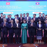 Các đại biểu chụp ảnh lưu niệm cùng học viên tham gia khóa đào tạo. (Ảnh: DUY TOÀN)