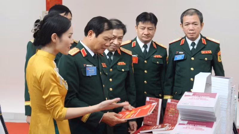 Các đại biểu tham quan triển lãm sản phẩm mật mã tại Đại hội Đảng bộ Ban Cơ yếu Chính phủ nhiệm kỳ 2025-2030.