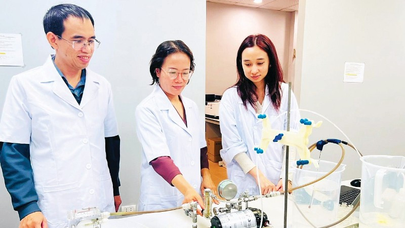 Giáo sư, Tiến sĩ Trần Thị Việt Nga (đứng giữa), Viện trưởng Viện Công nghệ cao Việt Nhật, Giảng viên cao cấp Khoa Kỹ thuật Môi trường, Trường đại học Xây dựng Hà Nội được trao tặng Giải thưởng Kovalevskaia năm 2025. (Ảnh: LÊ THÚY)