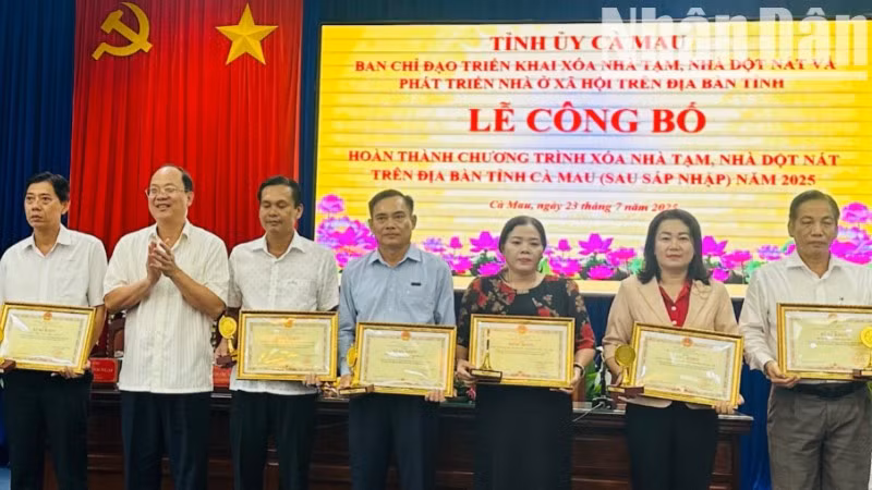 Đồng chí Nguyễn Hồ Hải, Bí thư Tỉnh ủy Cà Mau tặng bằng khen của Ủy ban nhân dân tỉnh cho những đơn vị có thành tích xuất sắc xóa nhà tạm, nhà dột nát. (Ảnh: TRỌNG DUY)