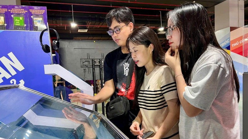 Bạn đọc trải nghiệm sách điện tử tại triển lãm “80 năm Hành trình Độc lập-Tự do-Hạnh phúc”.