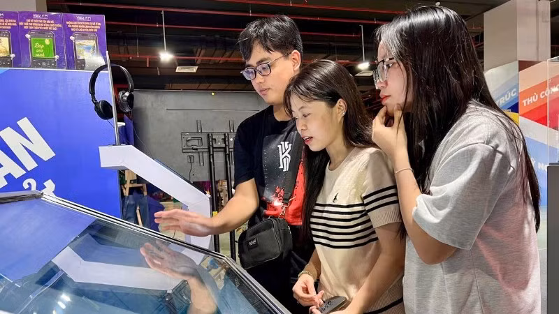 Bạn đọc trải nghiệm sách điện tử tại triển lãm “80 năm Hành trình Độc lập-Tự do-Hạnh phúc”.