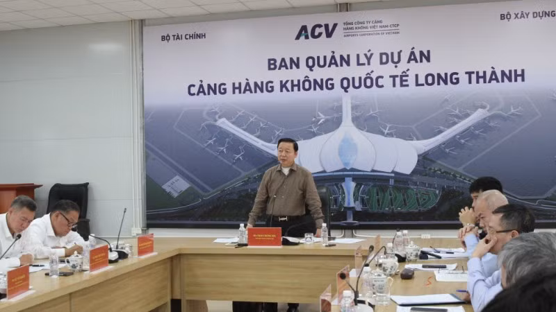 Phó Thủ tướng Trần Hồng Hà làm việc với các chủ đầu tư, nhà thầu, tỉnh Đồng Nai và một số bộ, ngành về tình hình thực hiện các gói thầu, dự án thành phần của Cảng hàng không quốc tế Long Thành. (Ảnh: VGP/Lê Anh)