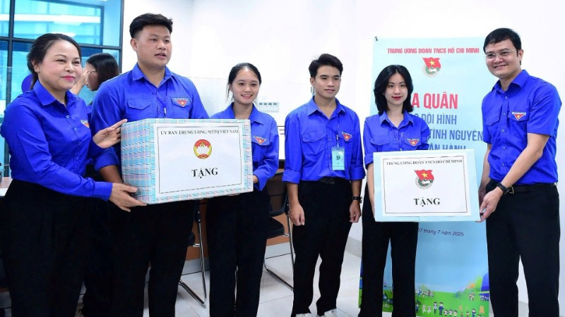 Trao quà động viên các đội hình thanh niên tình nguyện chuyển đổi số, hỗ trợ chính quyền hai cấp tại Thủ đô Hà Nội.
