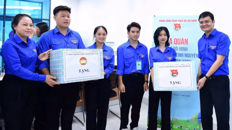 Trao quà động viên các đội hình thanh niên tình nguyện chuyển đổi số, hỗ trợ chính quyền hai cấp tại Thủ đô Hà Nội.