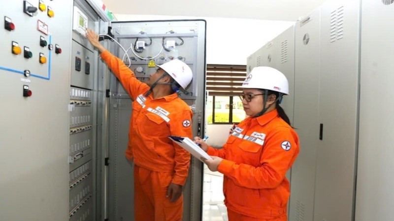 Công nhân Xí nghiệp lưới điện cao thế Lào Cai kiểm tra hệ thống điều khiển bảo vệ.