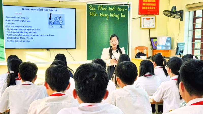 Học sinh trên địa bàn Hà Nội sinh hoạt ngoại khóa tìm hiểu về sức khỏe sinh sản vị thành niên. (Ảnh: VÂN VÂN)