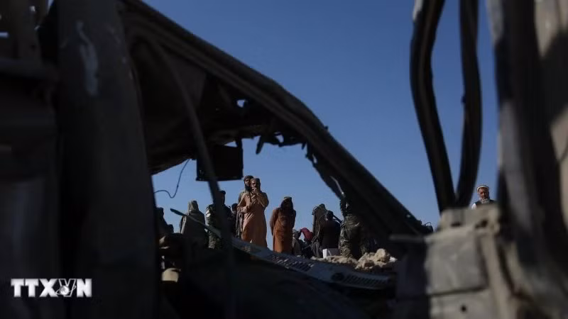 Phương tiện bị phá hủy sau một cuộc không kích tại Nangarhar, Afghanistan. (Ảnh: THX/TTXVN)