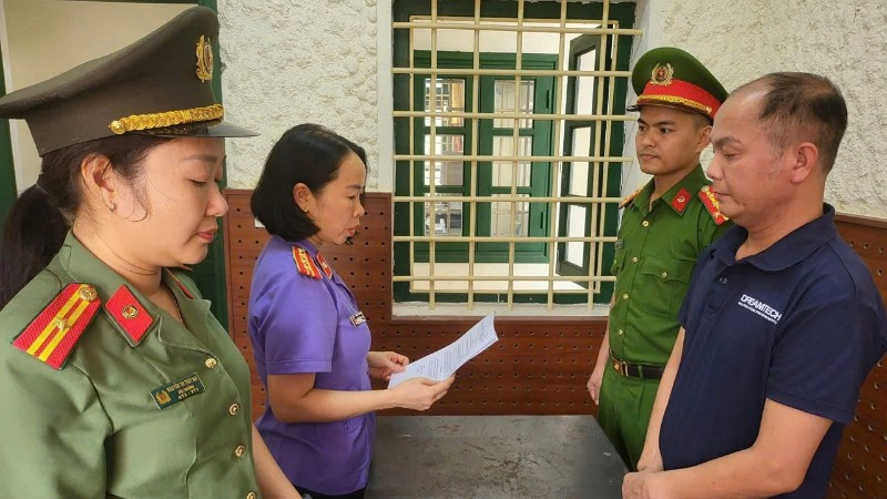 Cơ quan điều tra tống đạt quyết định khởi tố, bắt tạm giam Nguyễn Đình Hiếu. (Ảnh: Công an Hà Tĩnh)