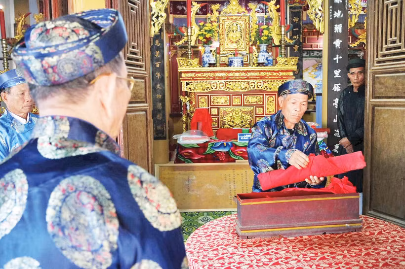 Những người “lưu giữ” văn hóa làng Nghi lễ khai mở hòm bộ sắc phong và tiến hành số hóa các tư liệu gia phả tại làng Cự Lại (thành phố Huế). (Ảnh: TVTH)