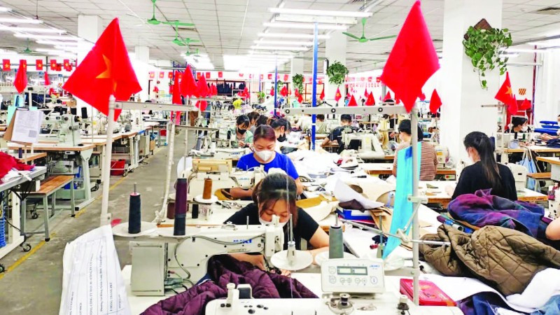 Sản xuất hàng dệt may xuất khẩu tại Tổng công ty May 10.