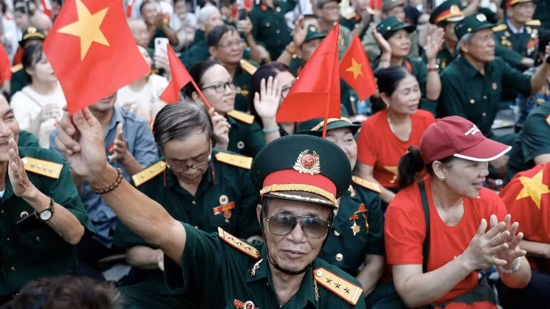 Cựu chiến binh tham gia lễ diễu hành. (Ảnh: AP)