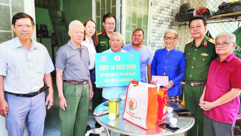 Hội Nạn nhân chất độc da cam/dioxin Việt Nam trao hỗ trợ sinh kế, tặng nạn nhân chất độc da cam/dioxin. (Ảnh BTC)
