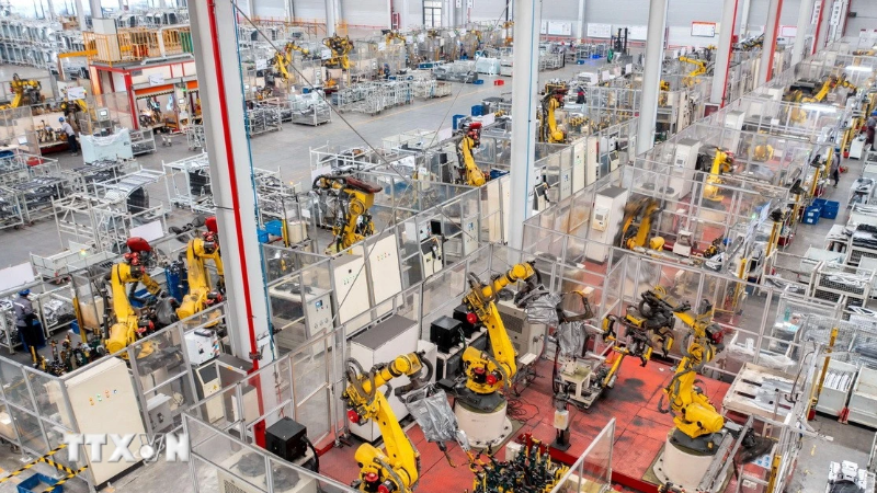 Bên trong nhà máy sản xuất xe điện ở tỉnh Chiết Giang (Trung Quốc). (Nguồn: THX/TTXVN)