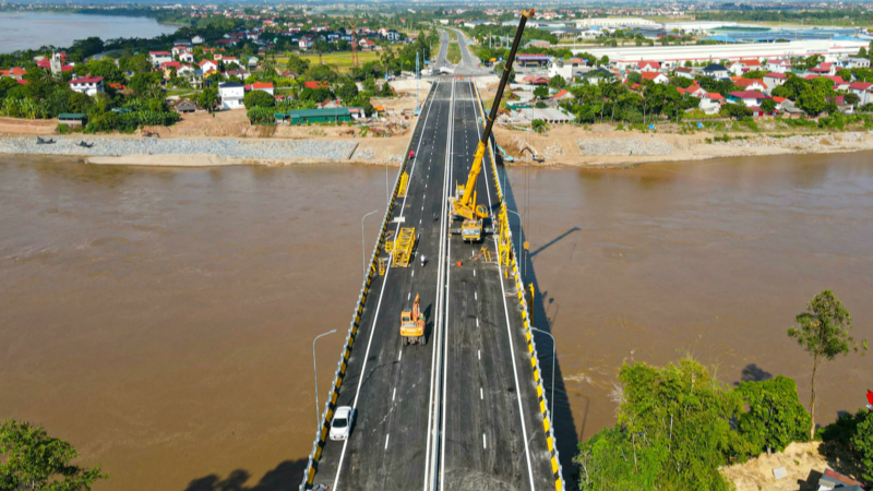 Cầu Phong Châu khi được đưa vào khai thác, sẽ góp phần giảm tải áp lực giao thông. (Ảnh LÊ KHÁNH)