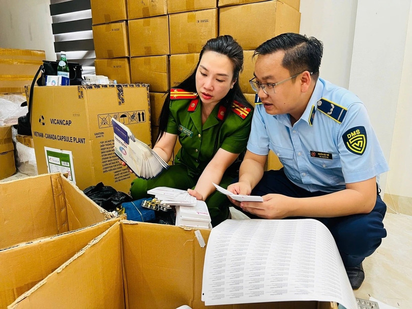 Công an Hà Nội khám xét lô thực phẩm chức năng, thiết bị y tế giả. (Ảnh THÚY HÀ)