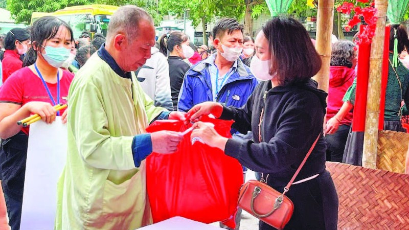 Người bệnh và người thân tham gia “Hội chợ 0 đồng”, “Đường hoa Xuân” trong khuôn viên cơ sở Tân Triều (Bệnh viện K).