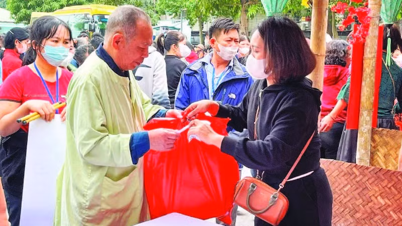 Người bệnh và người thân tham gia “Hội chợ 0 đồng”, “Đường hoa Xuân” trong khuôn viên cơ sở Tân Triều (Bệnh viện K).