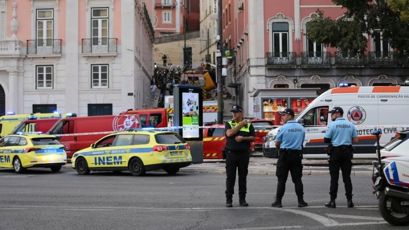 Hiện trường vụ tai nạn tàu điện ở Lisbon, Bồ Đào Nha,. (Ảnh: TÂN HOA XÃ)