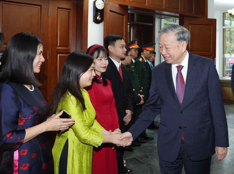 Tổng Bí thư Tô Lâm với cán bộ, nhân viên Đại sứ quán Việt Nam tại Triều Tiên. (Ảnh: TTXVN)
