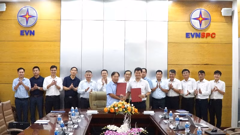 Lãnh đạo hai bên trao thoả thuận hợp tác đầu tư hạ tầng điện 110kV tại khu công nghiệp Cảng Phước Đông. 