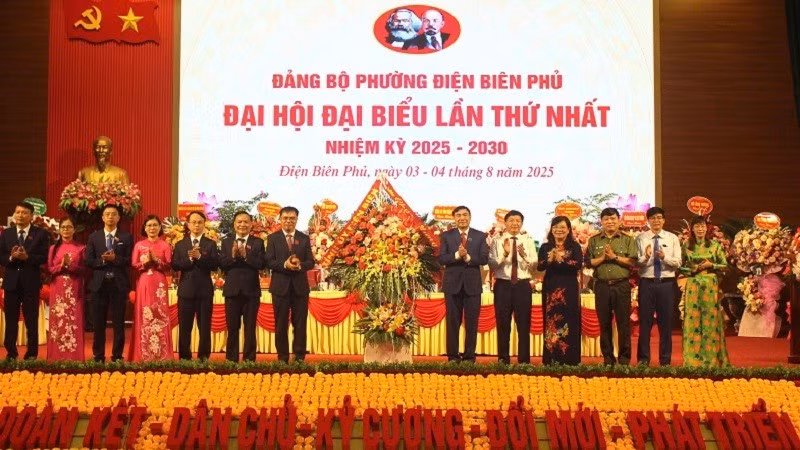 Các đồng chí lãnh đạo tỉnh Điện Biên tặng hoa, chúc mừng Đại hội Đại biểu Đảng bộ phường Điện Biên Phủ.