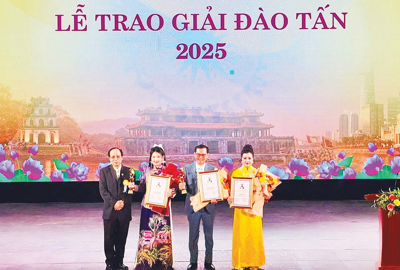 Giải thưởng Đào Tấn vinh danh các cá nhân ở hạng mục “Nhà quản lý nghệ thuật xuất sắc”.