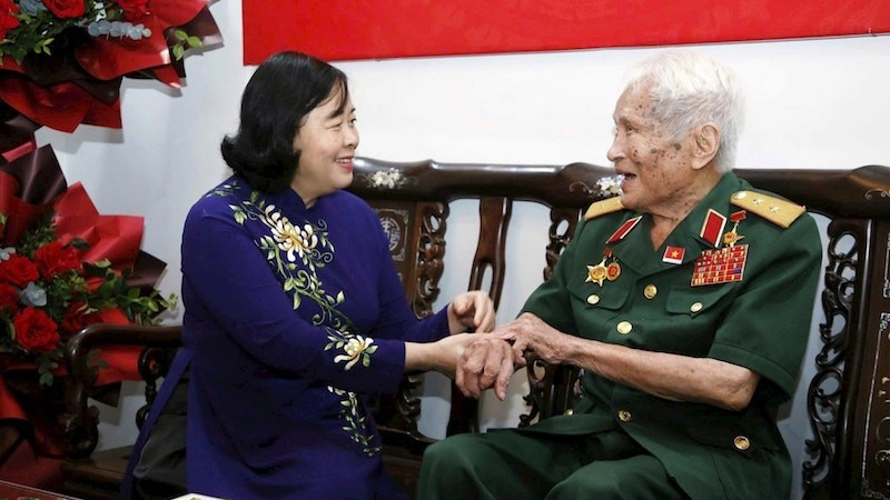 Bí thư Thành ủy Hà Nội Bùi Thị Minh Hoài trò chuyện với Trung tướng Nguyễn Quốc Thước.