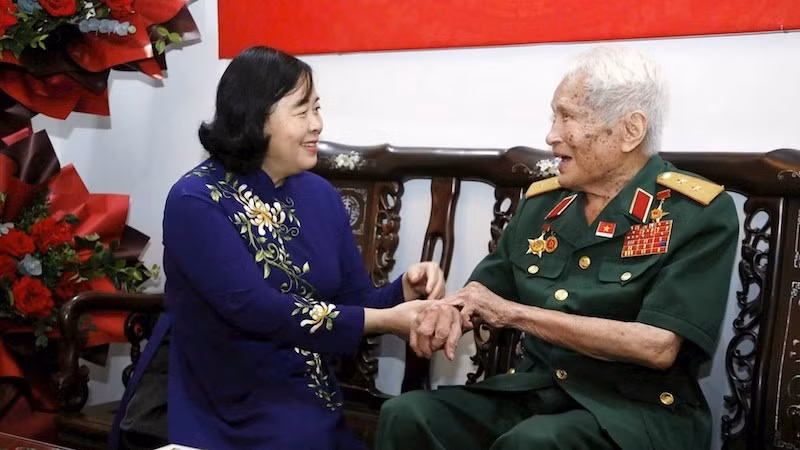 Bí thư Thành ủy Hà Nội Bùi Thị Minh Hoài trò chuyện với Trung tướng Nguyễn Quốc Thước.