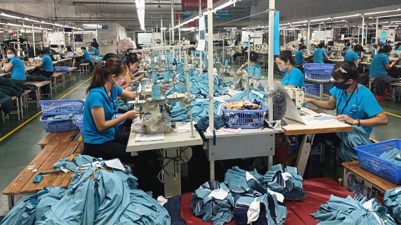Sản xuất hàng may mặc tại Tổng công ty cổ phần Dệt may Hà Nội.
